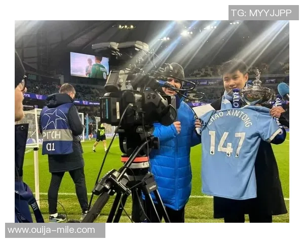 排面?赵心童拜访曼城受热捧!5万人前秀世锦赛奖杯,获赠147号球衣 排面?赵心童拜访曼城受热捧!5万人前秀世锦赛奖杯,获赠147号球衣